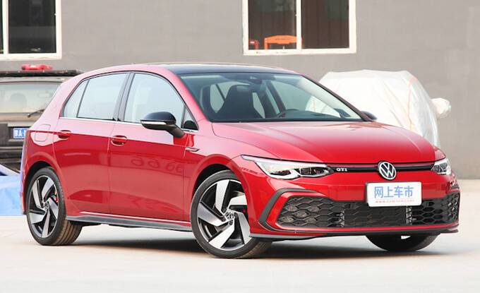 新车内饰与普通高尔夫基本保持一致,细节上加入红色缝线,饰条以及gti