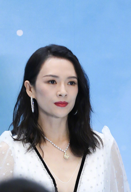 原创章子怡真有"国际范",穿白色薄纱连衣裙仙气飘飘,美出新高度