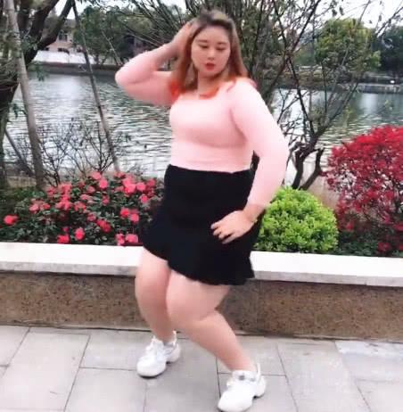 230斤的大胖妞,以肥为美很自信,跳热舞走红网络