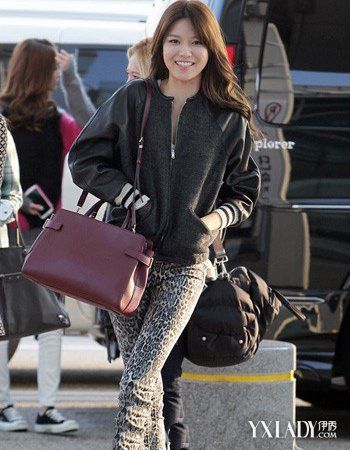 【图】韩国女明星紧身裤搭配短外套 冬天也能穿出玲珑曲线