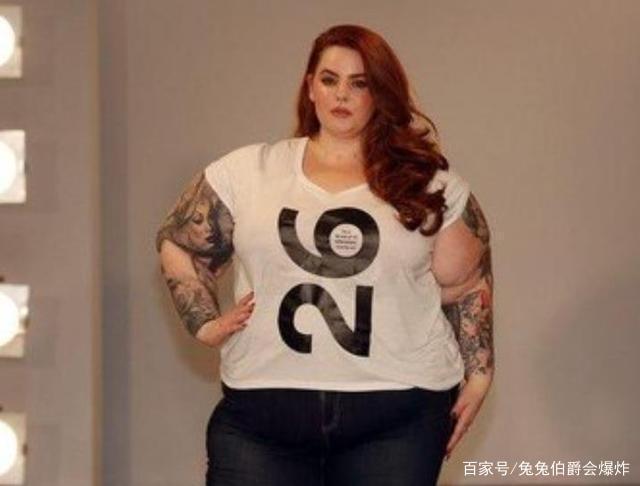 全球最胖的模特体重500斤却有神仙脸庞腿让观众惊艳