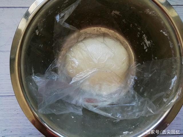 家常小食韭菜盒子做法,醒面用保鲜膜,下锅煎才不漏汁