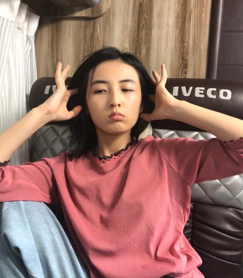 有一种"调皮"叫张子枫更博晒美照,看到她手指怎么放,我心动了