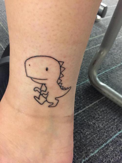 小腿对称纹身 男生小腿上黑色的卡通恐龙纹身图案