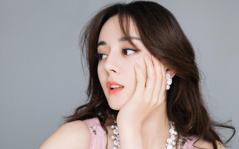 少数民族的她自带优势,一双大眼睛很好看,笑起来弯弯的非常的迷人.