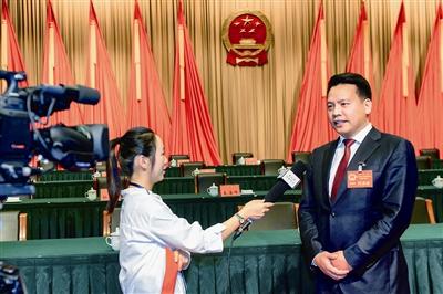 经过人大代表无记名投票,包朝阳高票当选为县人民政府县长