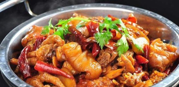 美食推荐:小葱拌豆腐,干锅香辣猪蹄,芋头蒸肉,豆豉豆皮小炒