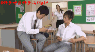 邪恶搞笑gif:老师不还给我们要强抢了哦