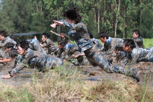 《超级女兵》中国海军选拔 挑战极限魔鬼训练