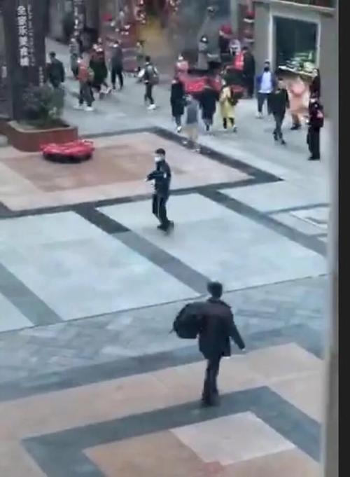 成都春熙路一男子持刀袭警,被击伤