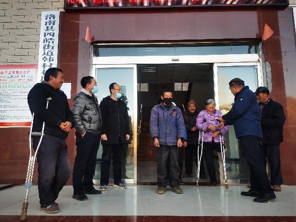 副会长余洛锋,秦惠,秘书长杜涛,爱心济困协会监事,张来盈,张三民带领