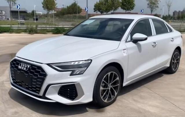 近日网络曝光了改款后的奥迪a3实车图,新款a3正式更名为a3l,也就是这