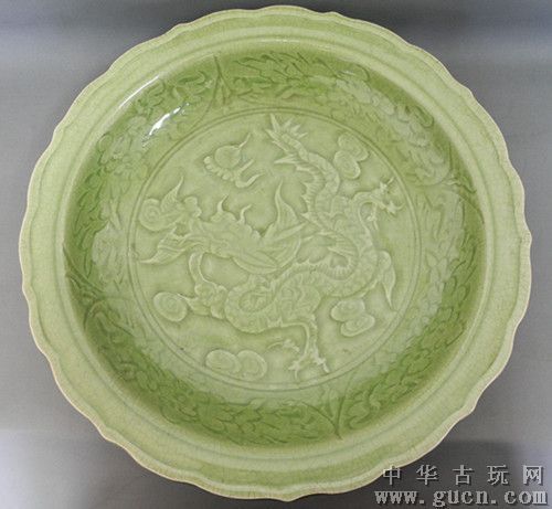 龙泉釉菱口折沿云龙纹大盘