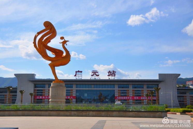 广元火车站,金凤凰展翅迎接同学们.