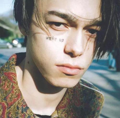 以及浑身散发厌世感的丧帅气质