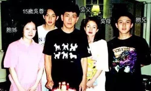 而之前分享过的吴尊一家五口的全家福也能看出全家颜值全都是神仙水准