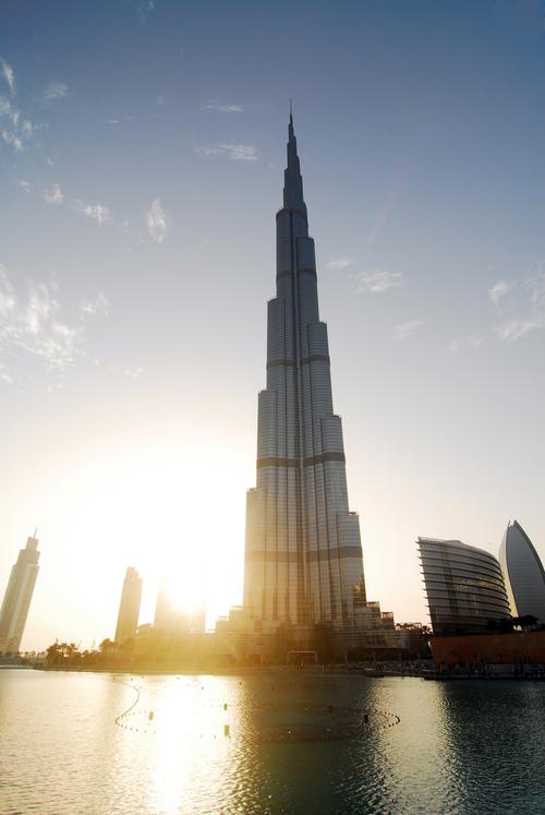 哈利法塔,世界第一高塔,828米,162层,15亿造价,一个个世界记录