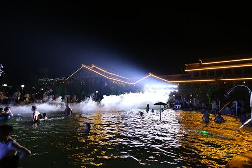 据悉,该温泉地处鄢陵名优花木示范园的核心区的金雨玫瑰庄园内,有着