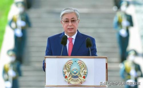 哈萨克斯坦总统向军事学院优秀应届生授予军衔