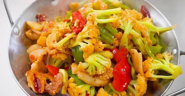 下饭神器干锅花菜,香辣过瘾又开胃,搭配米饭,一顿三碗