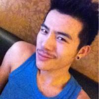 时光夺走了我们青春的容颜_成熟稳重的小胡子男生头像