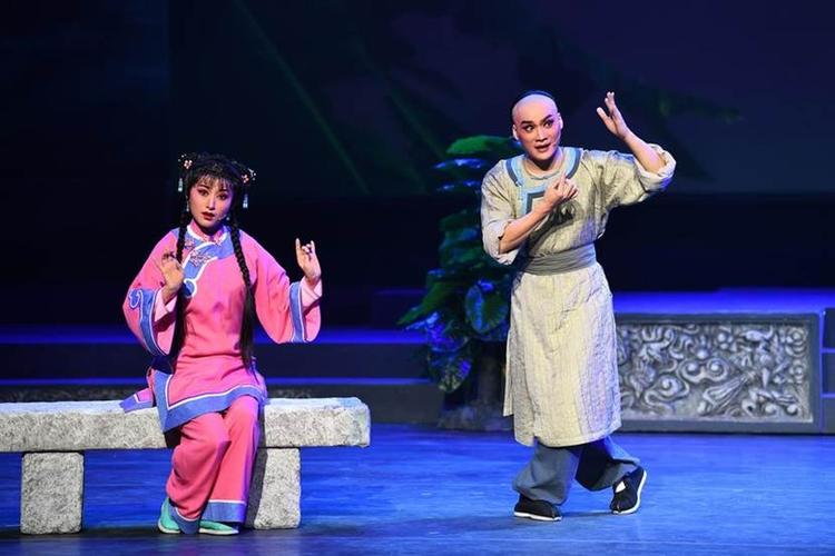 戏剧 戏曲演出 > 正文   黄新辉,曾在中山粤剧团,顺德粤剧团担任主演.