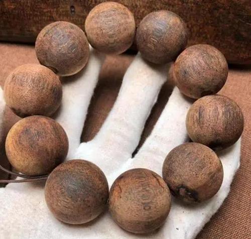 佩戴降真香手串的功效与作用是什么?怎么选择好的降真