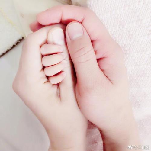 王祖蓝升级当爸晒一家三口手牵手温馨照片