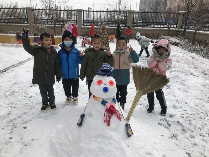 兰州高新区第二幼儿园大三班雪天欢乐多～堆雪人篇