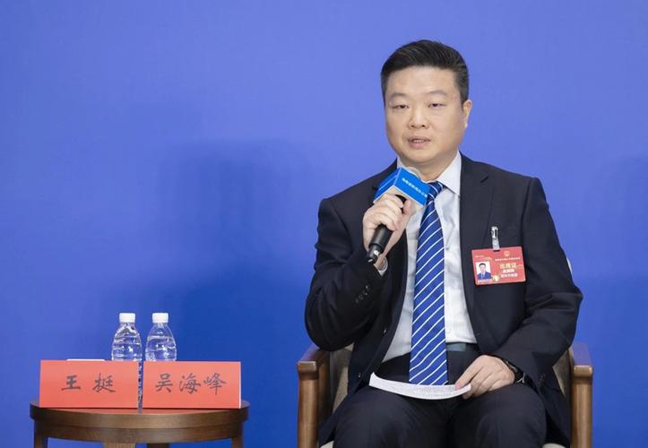 接下来,让我们掌声欢迎陵水黎族自治县代表团的吴海峰先生作情况介绍