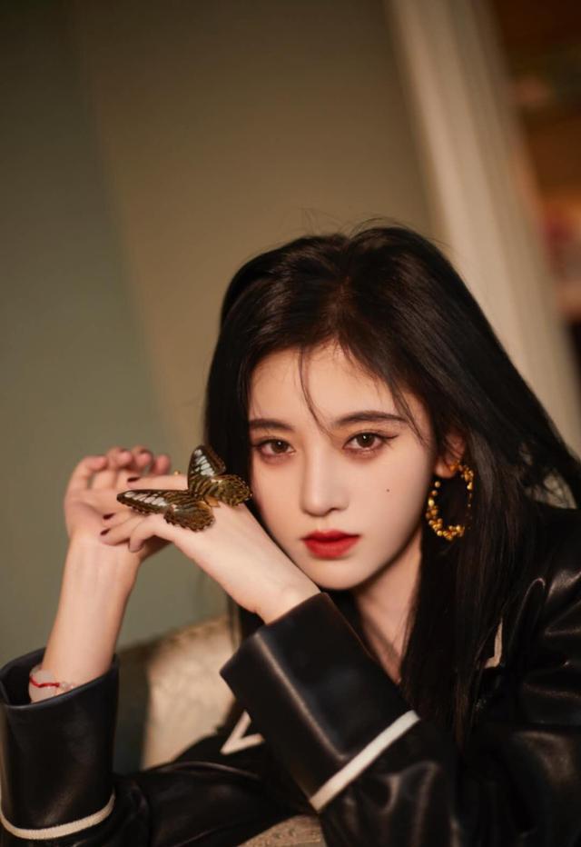 鞠婧祎又美上热搜不玩复古风的她身材颜值更惊艳