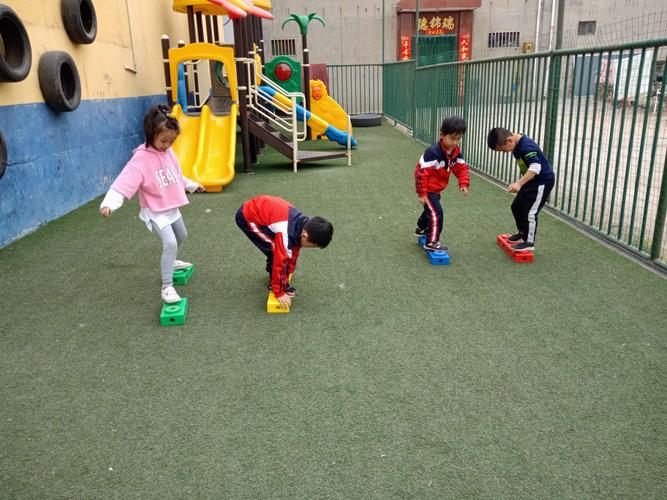 睿智幼儿园体能小游戏《搬砖过河》锻炼幼儿的平衡能力,开发幼儿的