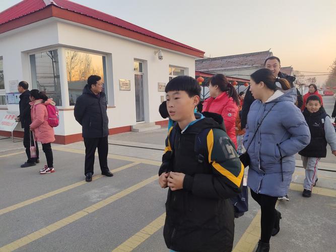 沟通是桥梁,合作是方法,合力育人是目的!既西田各庄小学家长座谈会