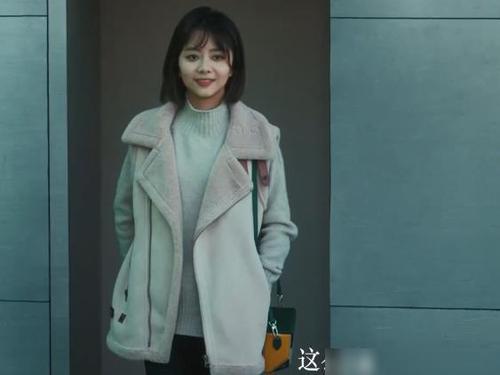 谭松韵电影《八月未央》上映,半个娱乐圈发文宣传,男人缘太好了