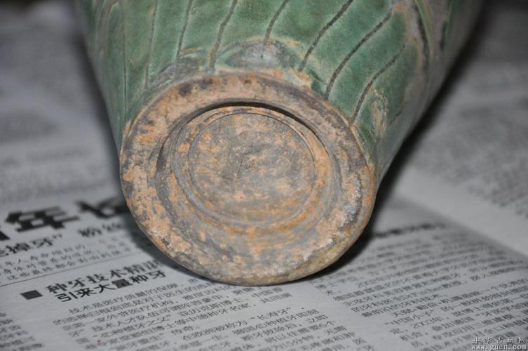 唐代吉州窑刻花绿釉梅瓶