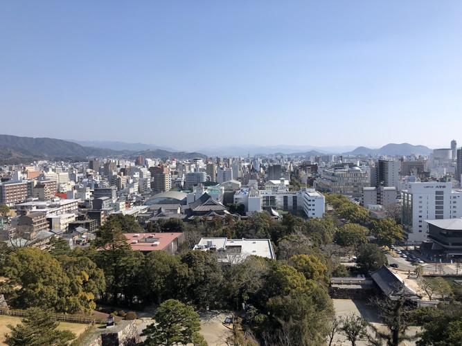 登高望远,可以俯瞰整个高知市的风貌.