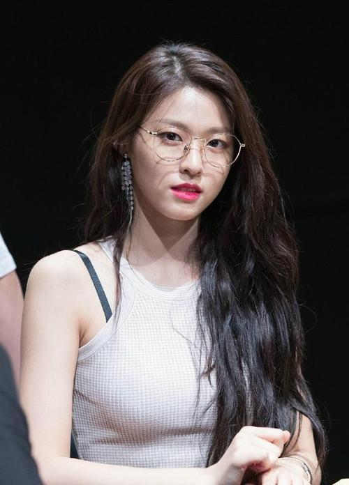 美女鉴赏韩国女星金雪炫手机壁纸