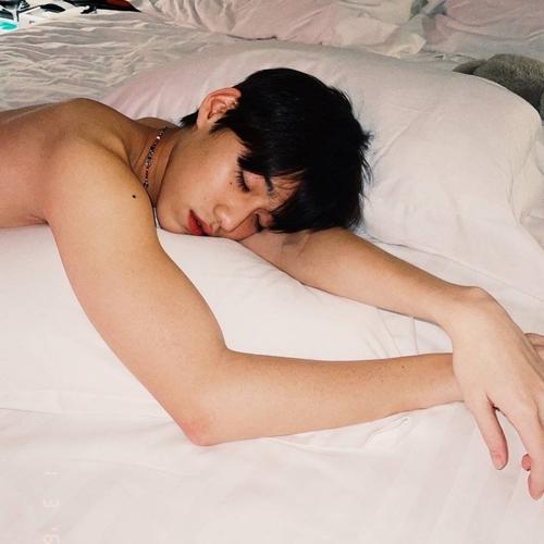 痣 睫毛都长得恰到好处 手肘都是粉嫩的 更新一个泰星的评论  出处见