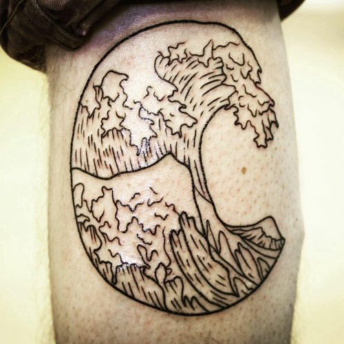 纹身浪花 男生小腿上黑色的浪花纹身图案