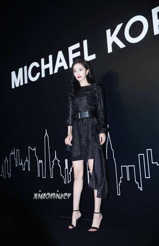 杨幂银色粉色凉鞋穿出仙气,尖头精致优雅,一字带更是女人味十足