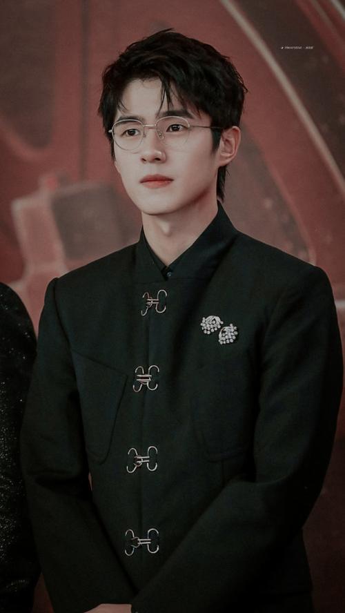 刘昊然‖敲车窗‖侧颜‖金丝眼镜‖刘源氛围感拉满了