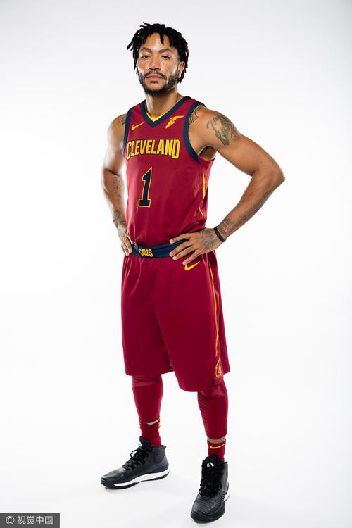 1/ 12 北京时间9月26日,骑士队发布了新赛季定妆照.