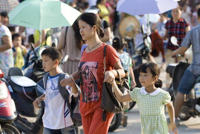 大学教授批"家长接送孩子"现象,称"迟早毁掉孩子"