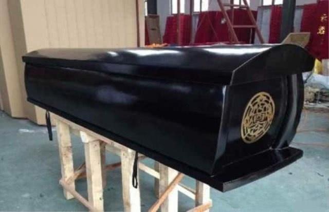 不同的逝者躺的棺材颜色也各不相同,棺材有黑色,红色,黄色,白色,金色