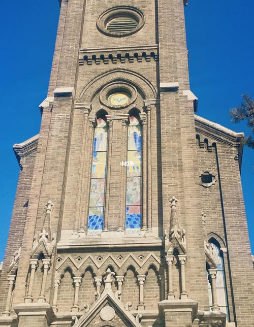 吉林天主教堂位于吉林市松江中路,松花江南岸,吉林大桥北端.
