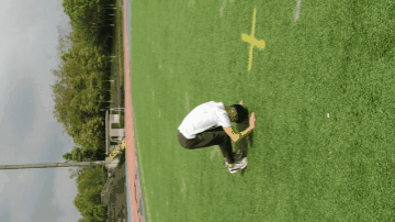 训练内容:连续滚动4次作用:练习身体协调动作要领:前滚翻由蹲撑开始.