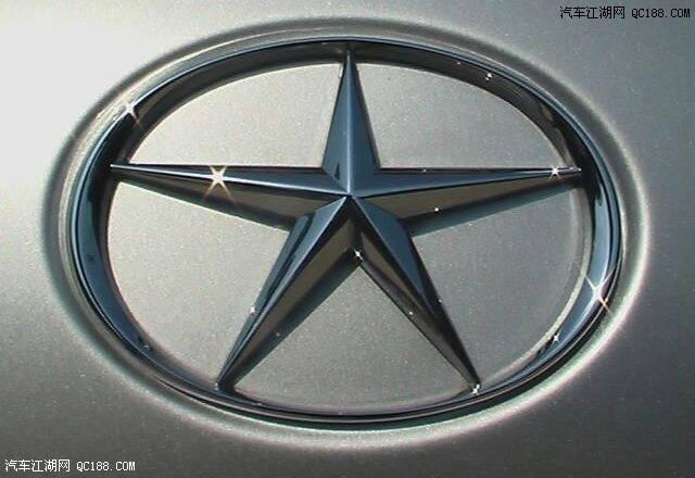 之前在商场看到一个牌子的包,标志是一个圆,里面有一颗五角星,和匡威