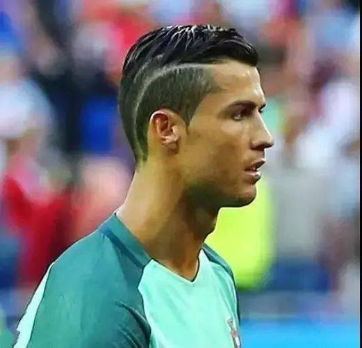 而c罗在发型史上的惊人之作莫过于2014年世界杯上的三场三发型,观众们