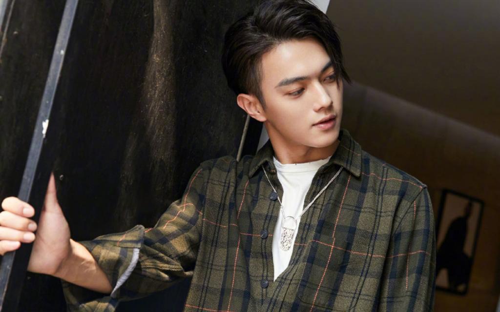 帅气逼人的许凯_明星电脑壁纸-壁纸族