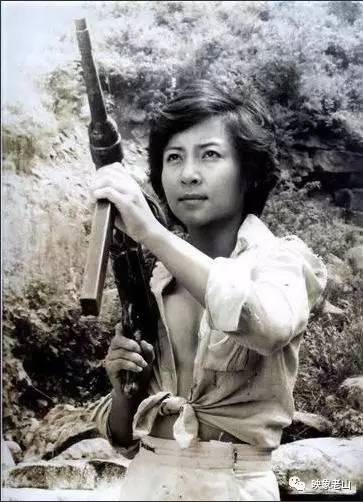 一名越南女兵向儿子告别.在收复老山战役中,在其身上搜出这张照片